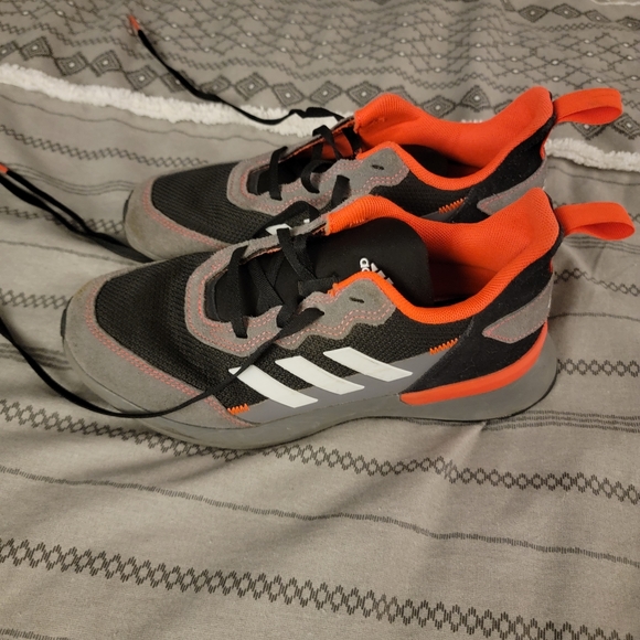 Boys Adidas size 4 1/2 - Picture 1 of 3